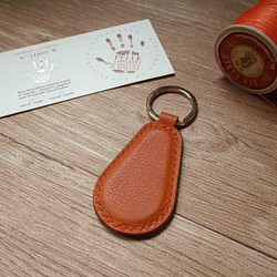 ミネルバボックスレスリングレザーレジャーカードチップペンダント - キーホルダーBセクション - オレンジコーヒー 1枚目の画像