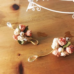 シリーズ花嫁のブーケ - ロングイヤリング/イヤリング、スワロフスキークリスタル、真珠（製造指図）の結婚式のブーケのミニバージョ 1枚目の画像
