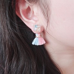透明冰塊 珍珠 Pastel Pantone 拼色(藍粉色) 流蘇 夾耳 第1張的照片