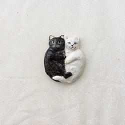 なかよし猫ブローチ（黒・白） 1枚目の画像