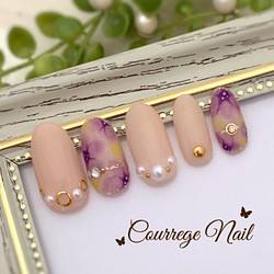 水彩花樣式紫色花釘子芯片 第1張的照片