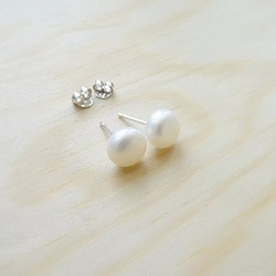 貼耳耳針 8mm 中圓麵包型 淡水珍珠 純銀貼耳針耳環 第1張的照片