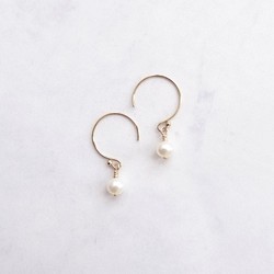 極簡小巧淡水珍珠 14K GF 包金耳環 第1張的照片
