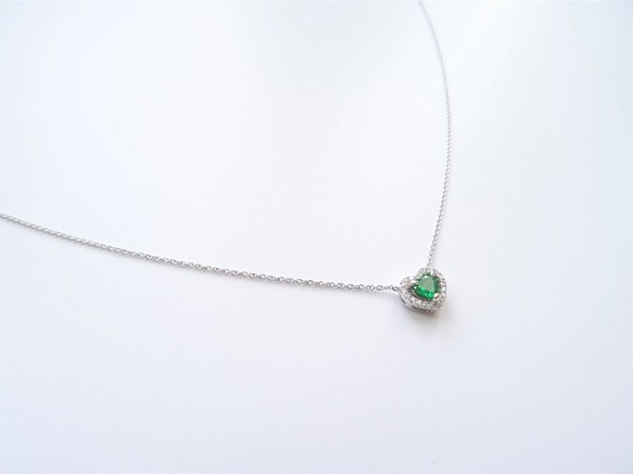 訂製 – 天然沙佛萊石心形切割鑲鑽 14K 白金項鍊 – 祖母綠色系 第1張的照片