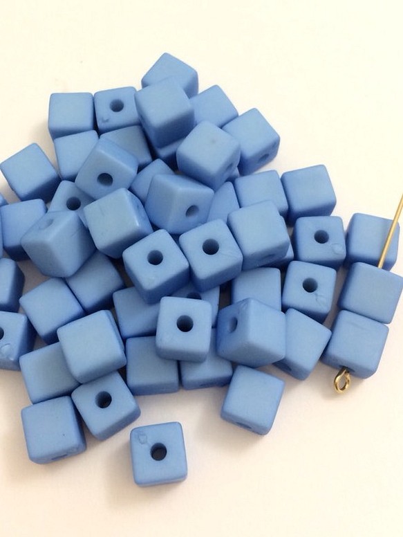 マットビーズ　acrylic cube beads　20個　ライトブルー 1枚目の画像