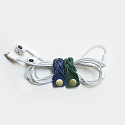 【人生打結，但耳機不會】編織皮革耳機收納夾 藍色綠色牛皮 電線收納 集線器 第1張的照片
