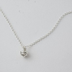 小結球 | 細項鍊 925純銀 鎖骨鍊 簡約 手工銀飾 情人禮物 第1張的照片