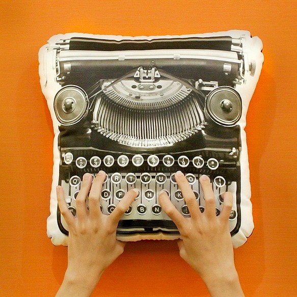 FunPrint 復古打字機抱枕 第1張的照片