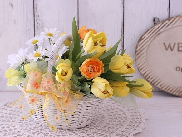 白いバスケットは春いっぱい、黄色いチューリップと春のお花アレンジ。♪ 1枚目の画像