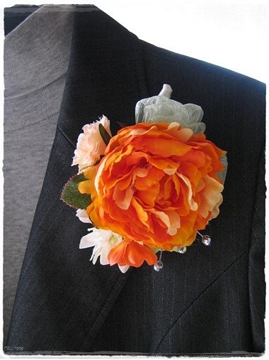オレンジラナンキュラスのコサージュ（卒業式や入学式、結婚式の装いのアクセントに！） 1枚目の画像