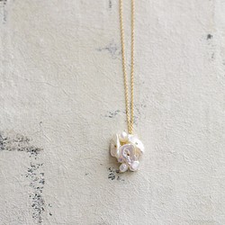 fusa : hira & keshi Pearl（charms） 花びらと芥子パールの玉房のチャーム 1枚目の画像
