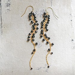 yamabudo : Black Spinel / 果房-L（earring） ブラックスピネルの山葡萄の耳飾り 1枚目の画像