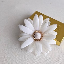 ガーベラの布花コサージュ ホワイト 1枚目の画像