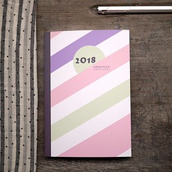 [W2Design] 規劃控2018上下翻時效週記手帳-粉色條紋(A5) 第1張的照片