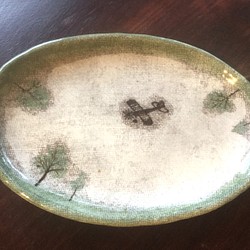 【草原と飛行機　楕円小皿】西美紀　-幻想陶画- 絵画の器 1枚目の画像