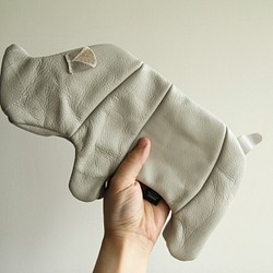 +zoom- 犀牛造型筆袋、置物袋、化妝包、真皮包 - 牛皮 第1張的照片
