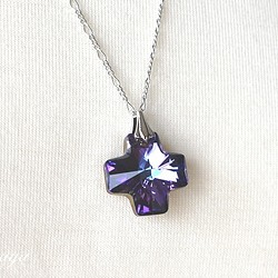 ヘリオトロープ 紫色輝く 十字架のネックレス（スワロフスキー社製 クリスタル） 1枚目の画像