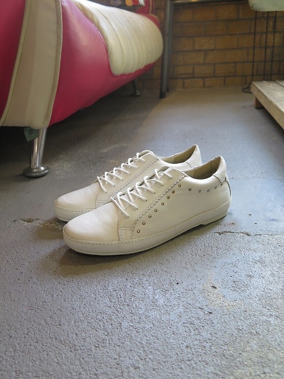 特價鉚釘運動鞋白色38英寸 第1張的照片