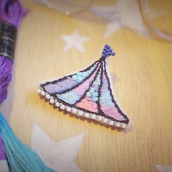 [後楽園後楽園]  - 小さなアカウント/刺繍ブローチの夢：青とピンクと紫の朝 1枚目の画像