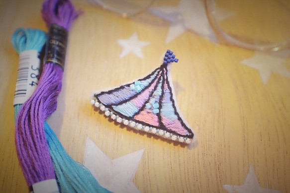 [後楽園後楽園]  - 小さなアカウント/刺繍ブローチの夢：青とピンクと紫の朝 1枚目の画像