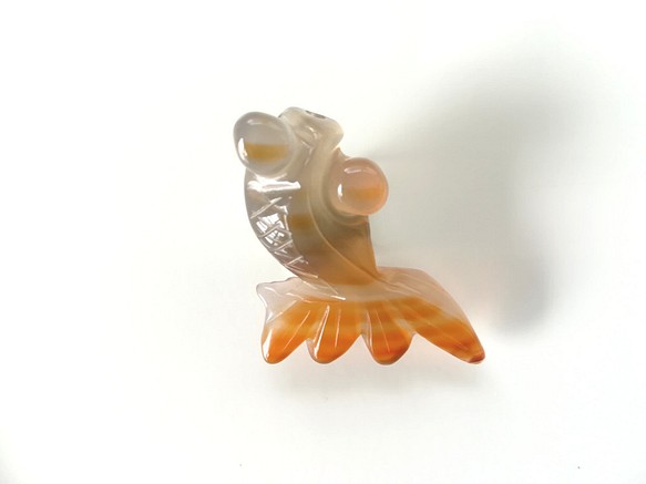 メノウの金魚(天然石)の帯留め 1枚目の画像