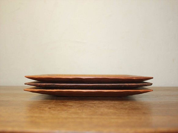 木の彫り角皿　-タモ23cm- 1枚目の画像