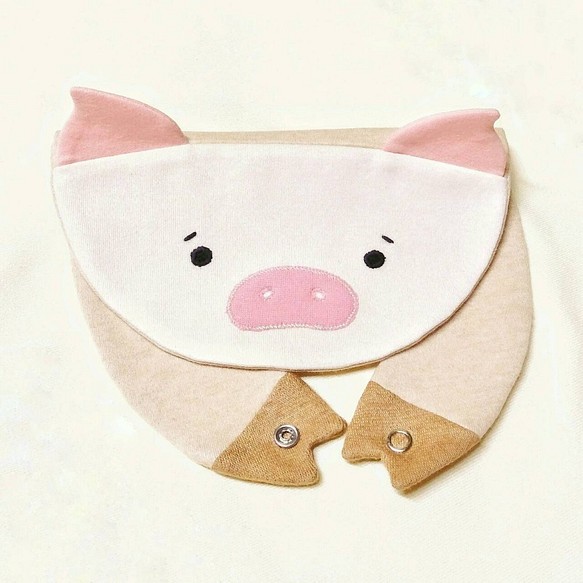 靦腆小豬造型圍兜口水巾 第1張的照片