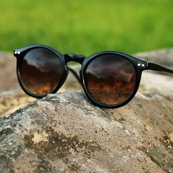 太陽眼鏡│黑色框│咖啡色鏡片│復古墨鏡│抗UV400│2is AngusA2 第1張的照片