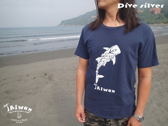 【獨家商品】毛利人圖騰風格絹印海洋潛水棉 T-shirt--鯨鯊 第1張的照片