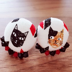 日本猫柄くるみボタンイヤリング 1枚目の画像