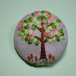 春…手刺繍ブローチ 1枚目の画像