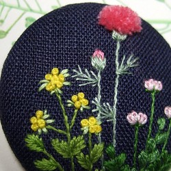野の花手刺繍ブローチ紺生地 1枚目の画像