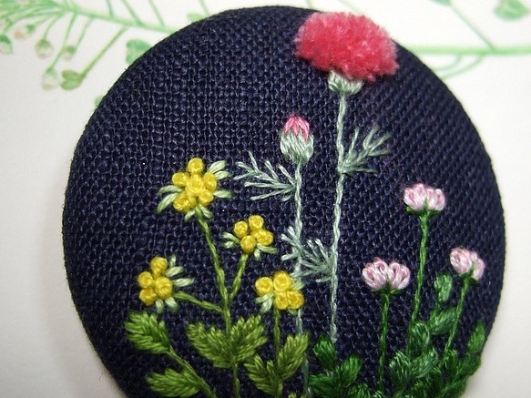 野の花手刺繍ブローチ紺生地 1枚目の画像