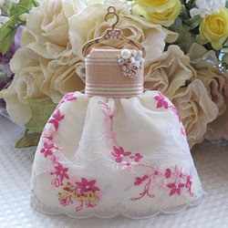 ツイートユー・ユーB42シルバーピンクの小さな花柄のレースのミニドレス手作り羊毛ボールペンダントキーリング - 。結婚式 1枚目の画像