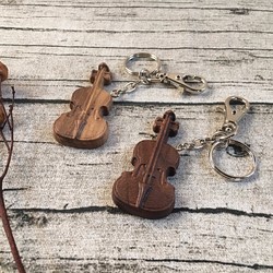 【KIJO】木製バイオリンキーホルダー/チャーム / 楽器/ 装飾品 (原木:ウォルナット) 1枚目の画像