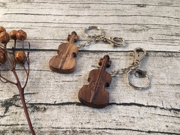 【KIJO】木製バイオリンキーホルダー/チャーム / 楽器/ 装飾品 (原木:ウォルナット) 1枚目の画像