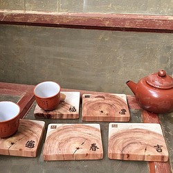 [木城工坊] 原木木作 杯墊/ 隔熱墊/ 樟木 -五福臨門款(五款一組) 第1張的照片