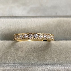 ハーフ エタニティー リング 平打ち リング 細い 指輪 ペリドット 8月の誕生石 18金イエローゴールド 幅約1.5mmリング 微細