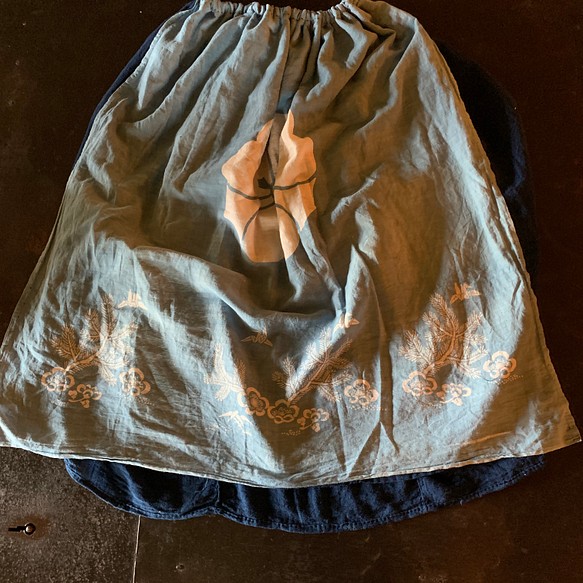 シンプルという個性　蚊帳シリーズ　筒描　ギャザースカート　スカート　藍染　手縫い　フリーサイズ 1枚目の画像