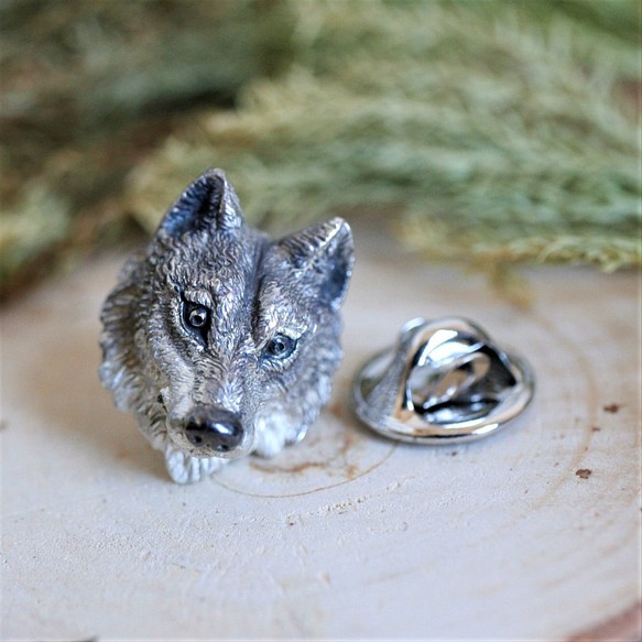 灰色狼のフェイスピンバッジ『銀製』『燻』 【受注生産】 1枚目の画像