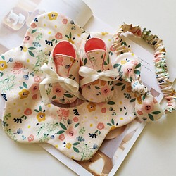 接單訂製  彌月禮盒 小花兒 360度圍兜  嬰兒圍兜 嬰兒鞋 嬰兒髮帶 滿月禮盒 第1張的照片