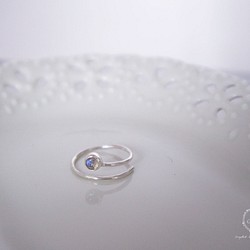 『藍眼淚月光石線戒』天然石＋925銀戒＋純手工製作-Aki's design 第1張的照片
