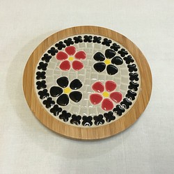 お花柄の鍋敷き(黒と赤) 1枚目の画像
