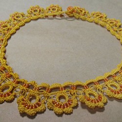 オヤ☆花モチーフのネックレス（イエローの細糸とオレンジのビーズ） 1枚目の画像