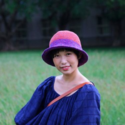 。tsuixtsui。雙色寬簷帽-朱紅葡萄紫 第1張的照片
