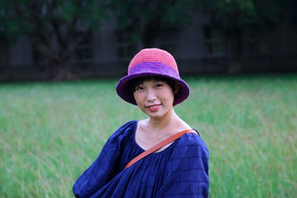 。tsuixtsui。雙色寬簷帽-朱紅葡萄紫 第1張的照片