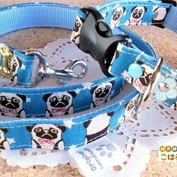 【受注製作】パグ柄の犬用首輪とリードセット（青） 1枚目の画像