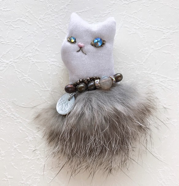 ファーふわりアート猫ブローチ 1枚目の画像