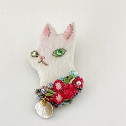アートコラージュ猫ブローチ( 赤い花 ) 1枚目の画像