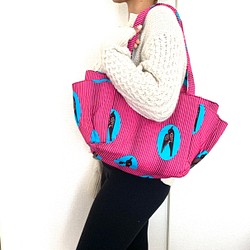 アフリカ布　トートバッグ バード柄　ピンク/ブルー　アフリカンプリント　大容量マザーズバッグ　旅行　ツバメ　鳥　春色 1枚目の画像